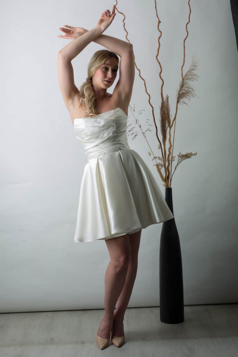 Olivía ruha váll nélküli szabással és fényes szatén szoknyával.