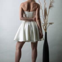 menyasszony modern, letisztult környezetben, polgári szertartásra készen.