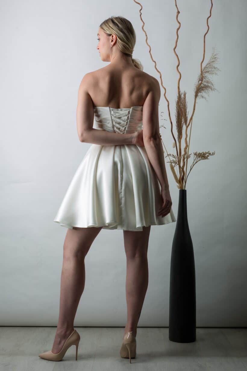 menyasszony modern, letisztult környezetben, polgári szertartásra készen.