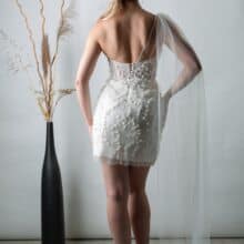 Viola-1 egyedi, vagány menyasszony modern háttérrel.