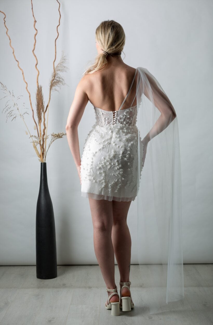 Viola-1 egyedi, vagány menyasszony modern háttérrel.