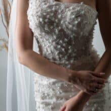 Viola-2 3D virágapplikációk finoman áttetsző tüllalapon.