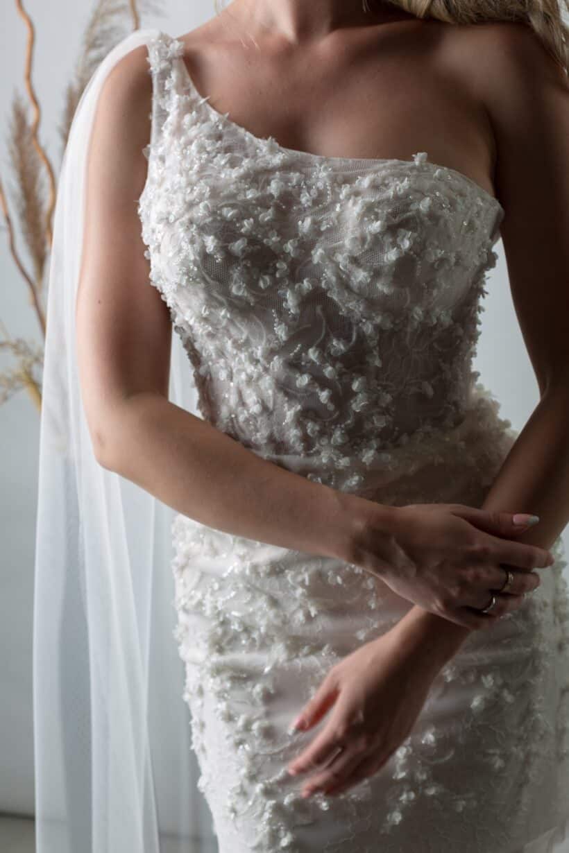 Viola-2 3D virágapplikációk finoman áttetsző tüllalapon.