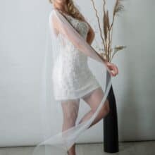 Viola-3 tülltoldás játékosan követi a menyasszony mozdulatait.