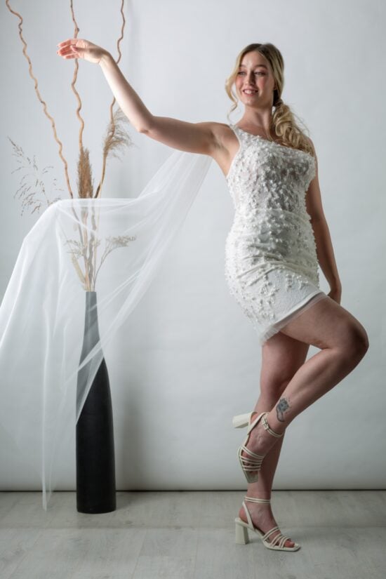 rövid esküvői ruha 3D virágokkal