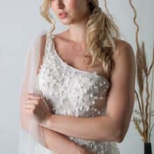 Viola-5 Félvállas menyasszonyi ruha 3D virágokkal