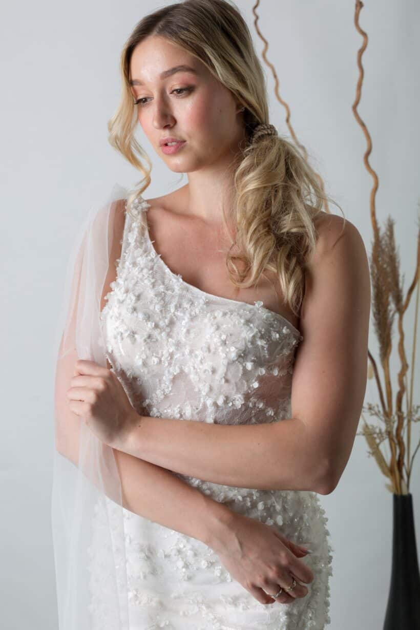 Viola-5 Félvállas menyasszonyi ruha 3D virágokkal