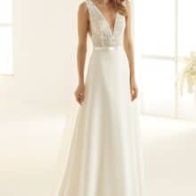 Bianco Evento Dallas ruha mély V-dekoltázzsal és finom tüll betéttel. A-vonalú szabás légiesen omló sifonszoknyával és hosszú uszállyal.