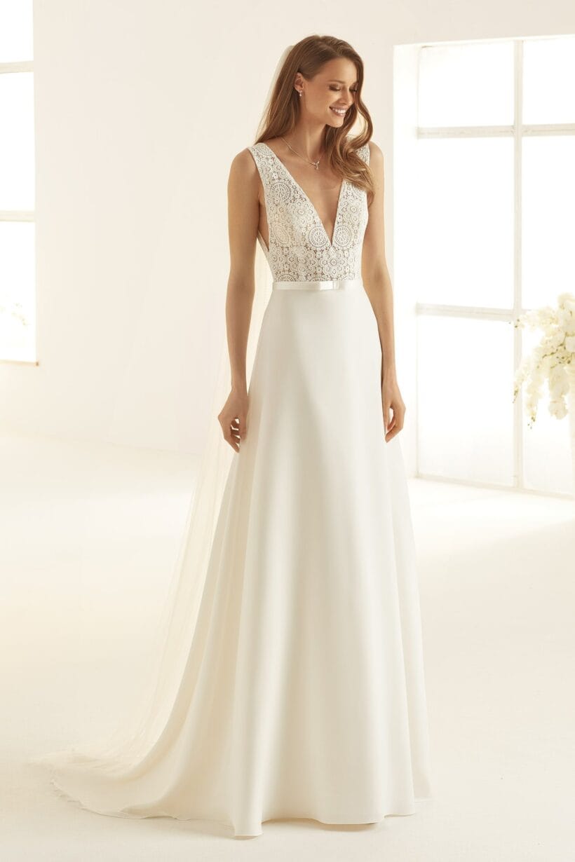 Bianco Evento Dallas ruha mély V-dekoltázzsal és finom tüll betéttel. A-vonalú szabás légiesen omló sifonszoknyával és hosszú uszállyal.