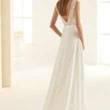 mély V-kivágás, elegáns, letisztult megoldással.