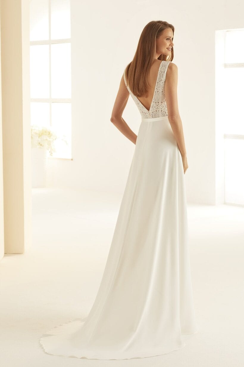 mély V-kivágás, elegáns, letisztult megoldással.