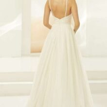 letisztult, testet követő szoknya szaténból, lágyan leomló tüllréteggel.