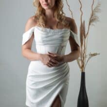 aszimmetrikus slicc és finom szabásvonalak.