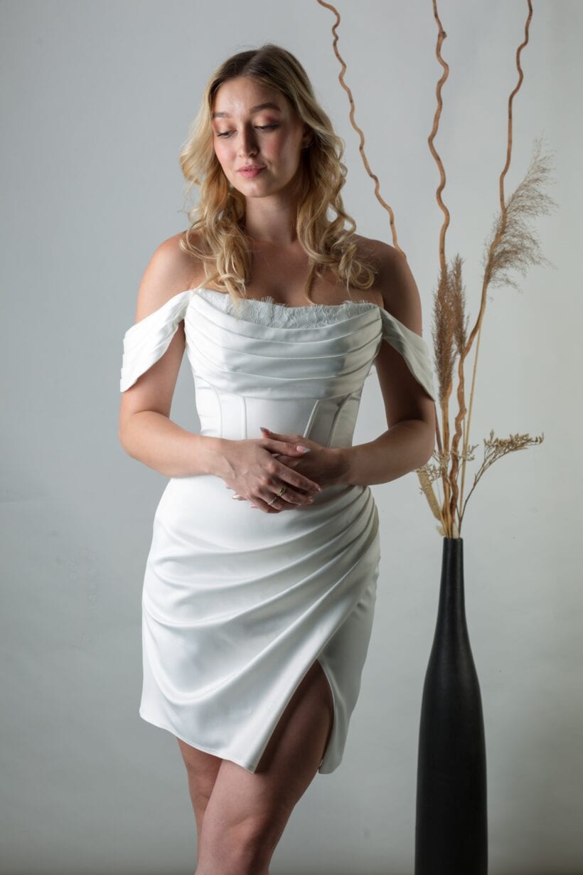 aszimmetrikus slicc és finom szabásvonalak.