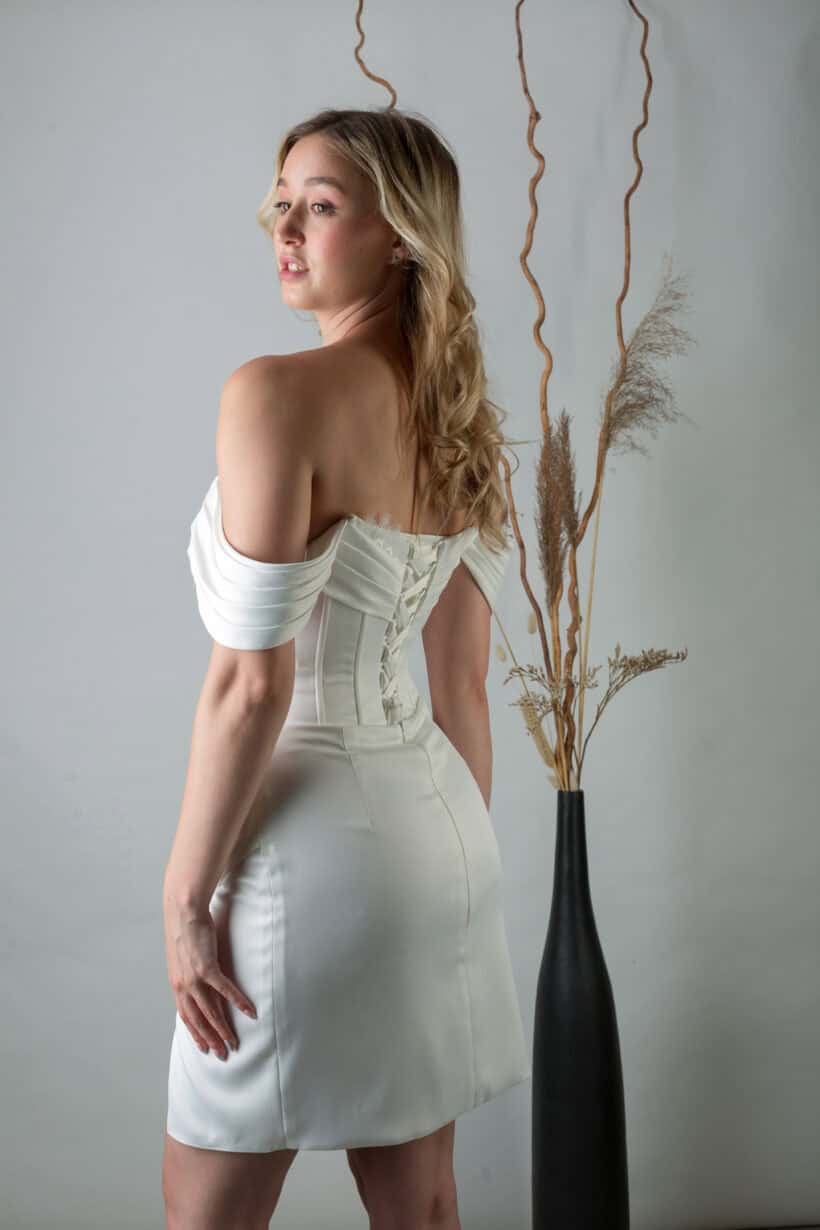 Teo ruha vállra ejtett pántokkal, testhez simuló szabással.