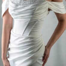 redőzött mellrész és derékvonal.