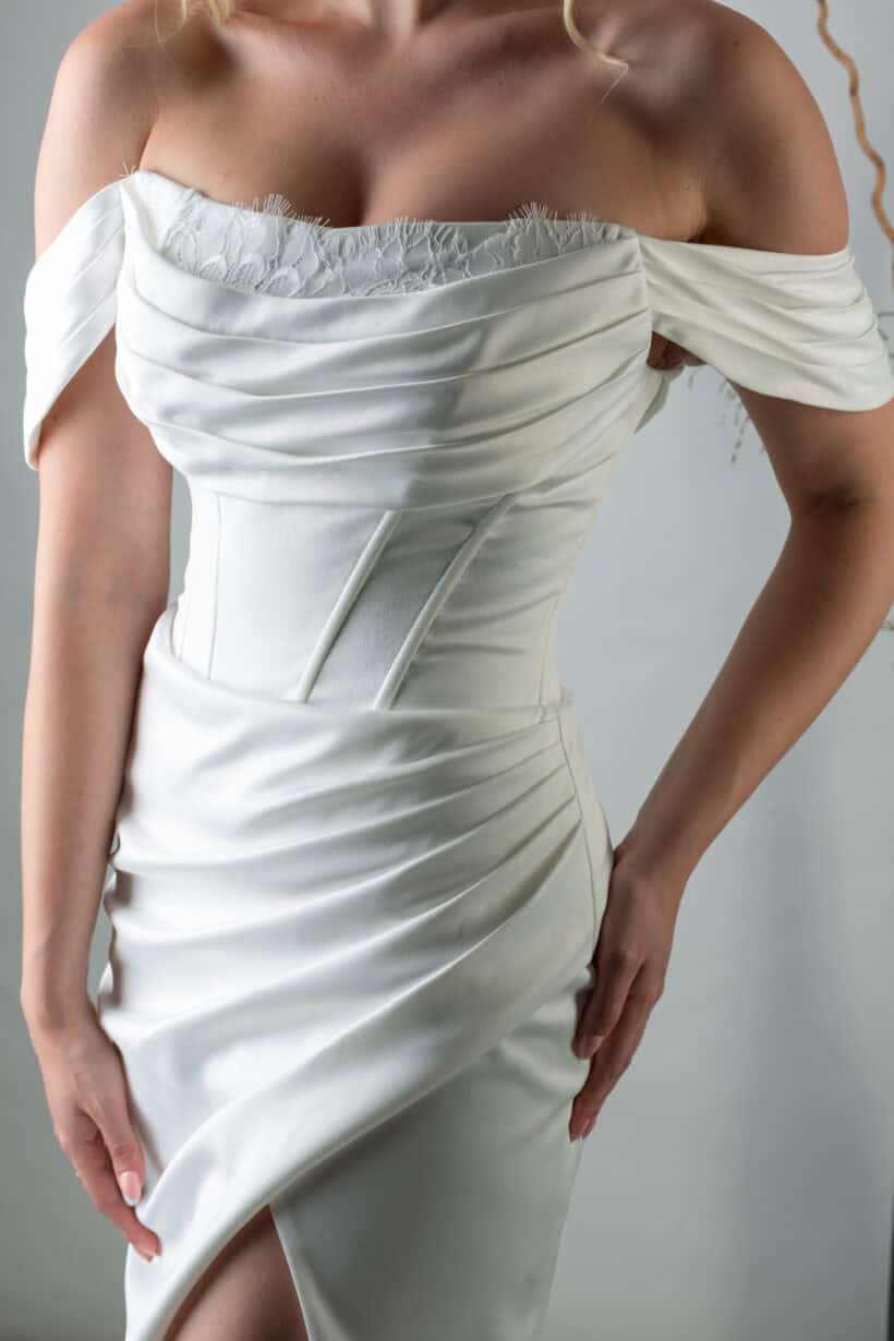 redőzött mellrész és derékvonal.