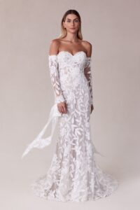 2026 menyasszonyi ruha trendek – a romantika új korszaka 4 bohém menyasszonyi ruha levehető ujjal