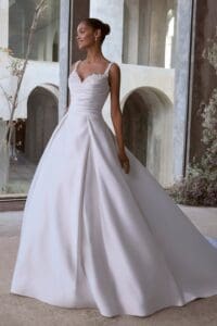 2026 menyasszonyi ruha trendek – a romantika új korszaka 8 Szatén hercegnős menyasszonyi ruha