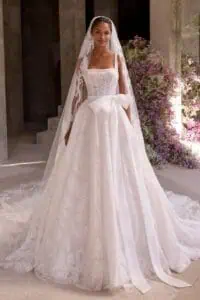 Hercegnő esküvői ruha vállpántokkal