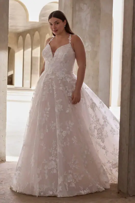 Plus size csipke menyasszonyi ruha zsebekkel