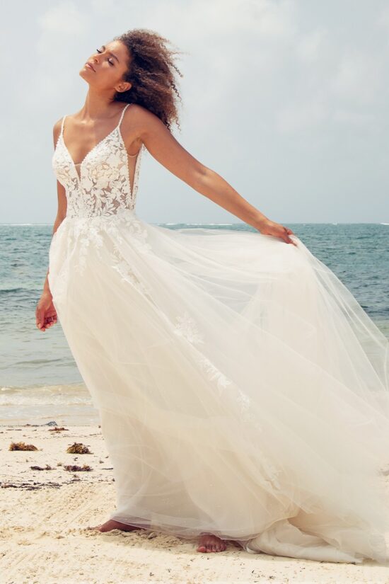 Esküvői ruha tüllből és csipkéből