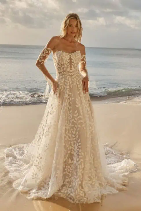 Ujjas esküvői ruha csipkéből és tüllből