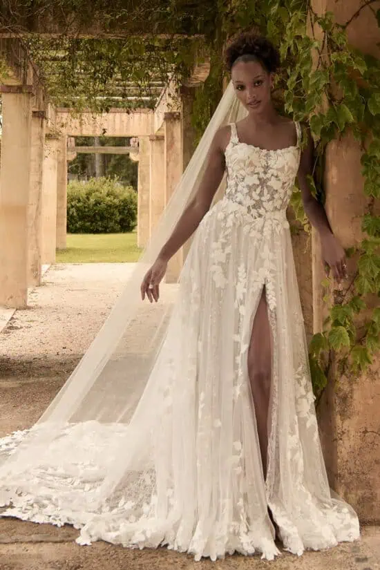 Sliccelt menyasszonyi ruha csipkéből