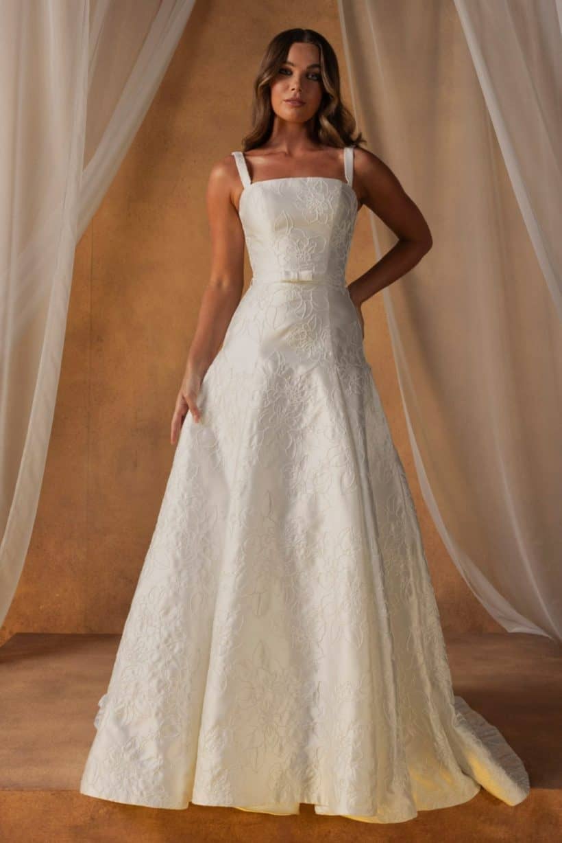 letisztult mikádó menyasszonyi ruha