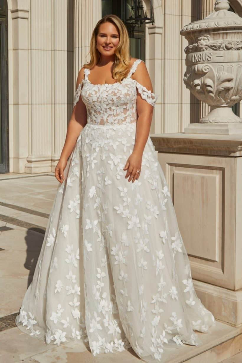 3436_0200 A-vonalú hímzett plus size menyasszonyi ruha