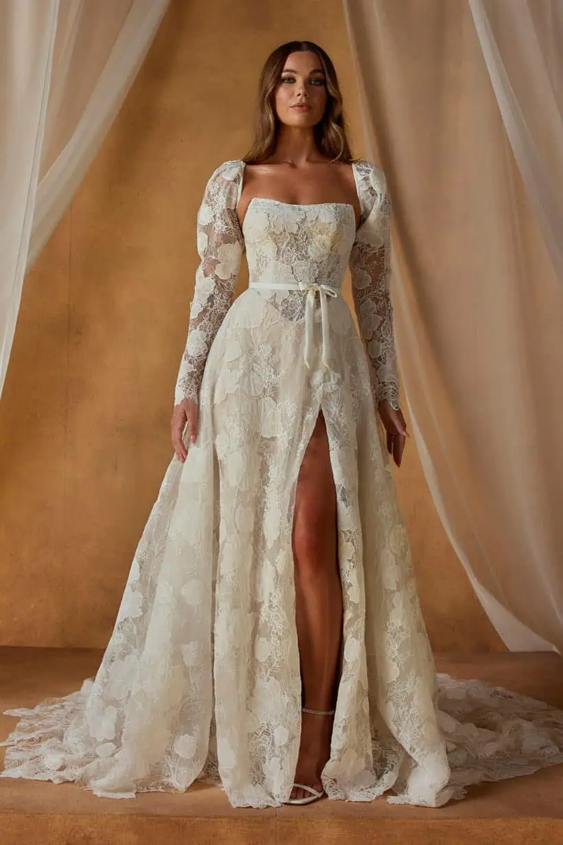 Baszk deredú csipke menyasszonyi ruha