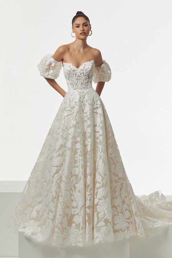 extravagáns menyasszonyi ruha