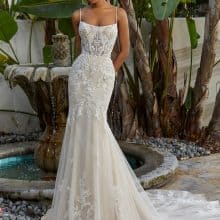 testhezálló menyasszonyi ruha csipkével