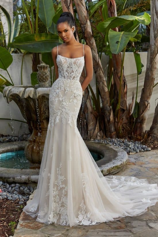 testhezálló menyasszonyi ruha csipkével