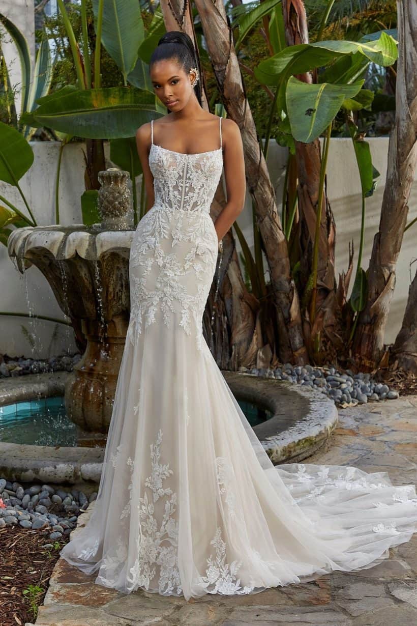 testhezálló menyasszonyi ruha csipkével