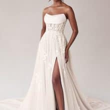 A vonal menyasszonyi ruha csipkével és tüll szoknyával