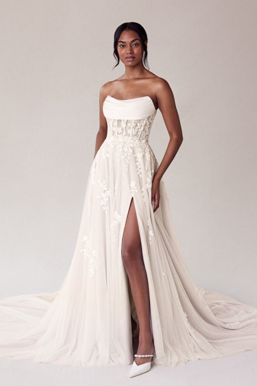 A vonal menyasszonyi ruha csipkével és tüll szoknyával