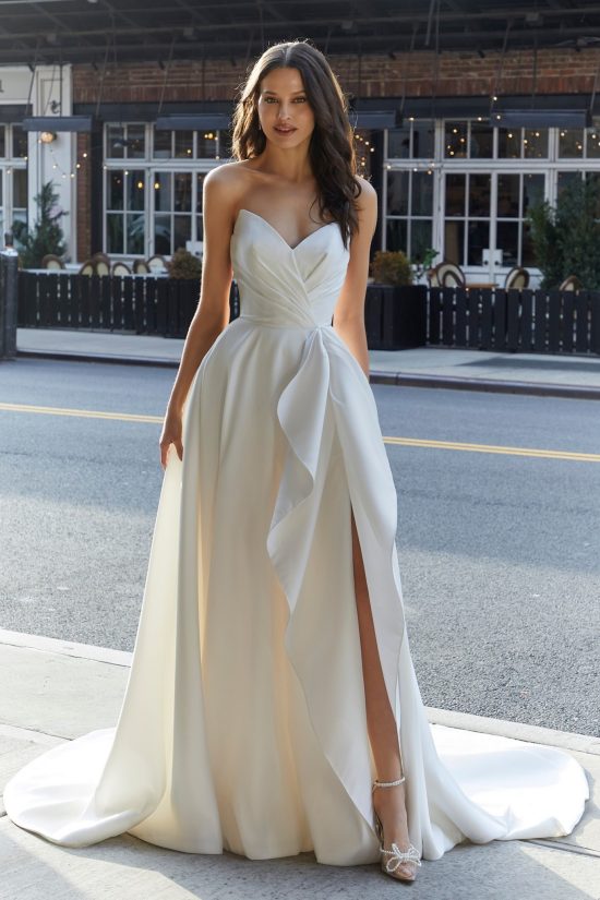 szatén A vonal menyasszonyi ruha hasítékkal