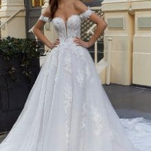 👉 Rank Math fókusz kulcsszó: A vonal menyasszonyi ruha 3D csipkével