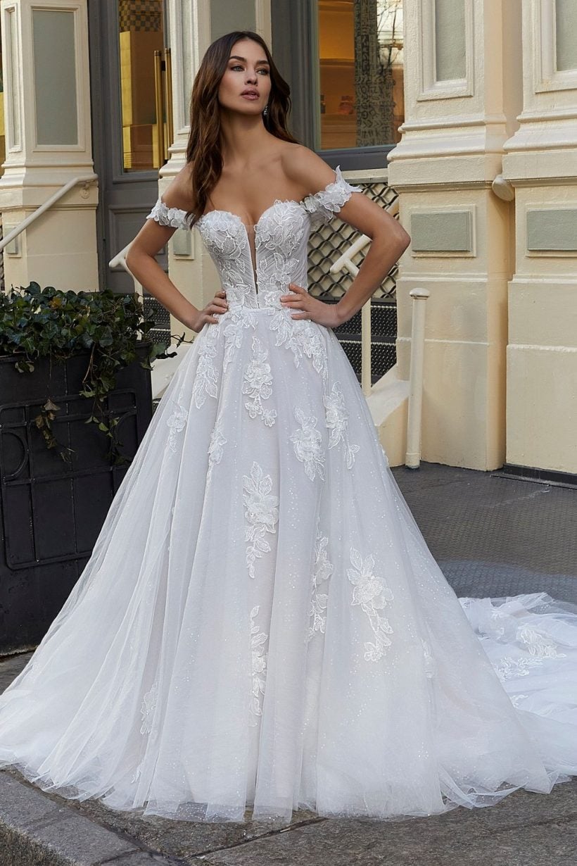 👉 Rank Math fókusz kulcsszó: A vonal menyasszonyi ruha 3D csipkével