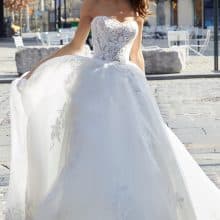 A vonal menyasszonyi ruha csipkével organza szoknyával