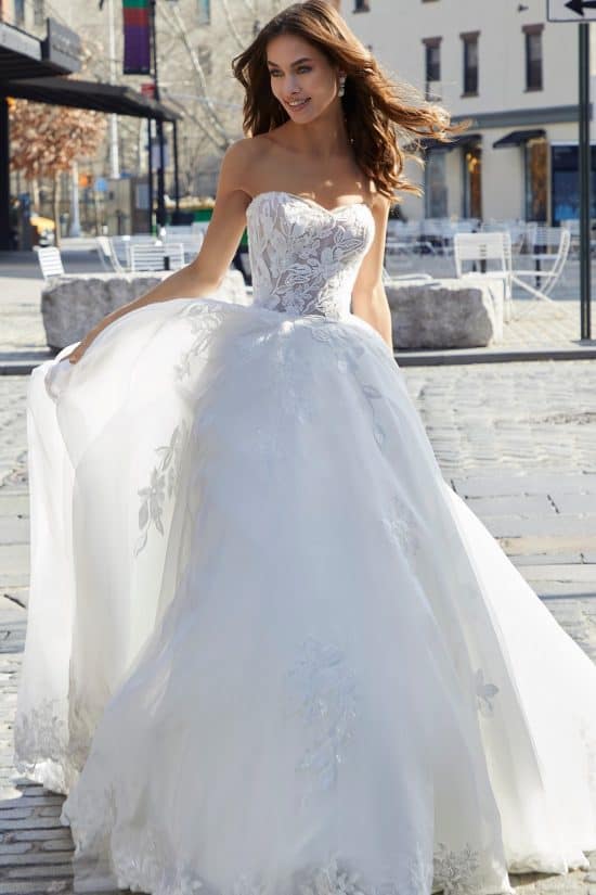 A vonal menyasszonyi ruha csipkével organza szoknyával