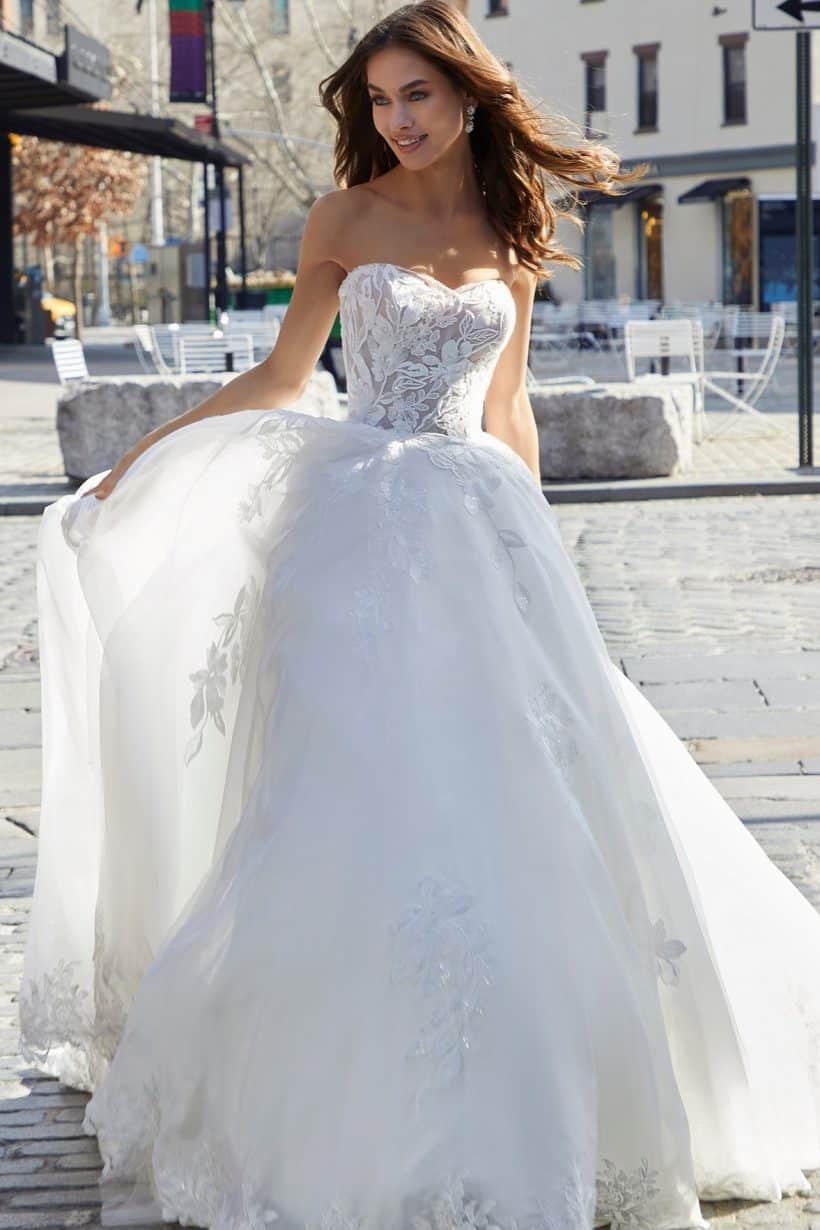 A vonal menyasszonyi ruha csipkével organza szoknyával