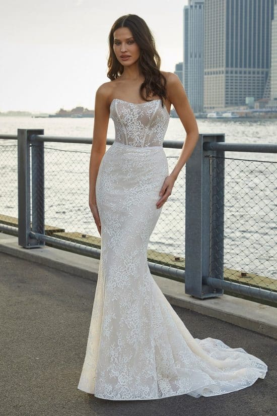 sellő fazonú menyasszonyi ruha csipkével