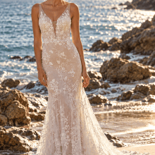 Golden-Hour Coastal Bridal Portrait csipkés sellő menyasszonyi ruha